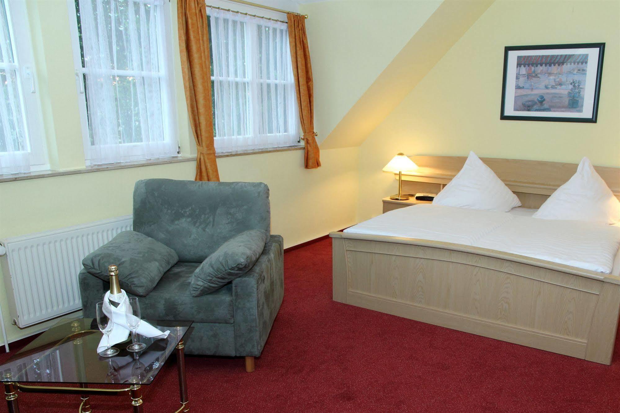 Hotel Und Restaurant Kranichsberg Woltersdorf  Bagian luar foto